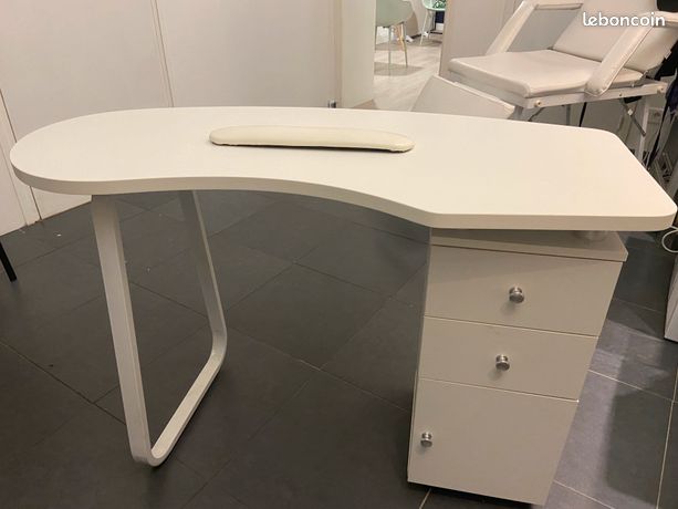 Ensemble table et fauteuil de manucure