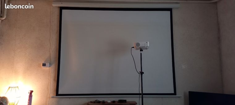 Ensemble vidéoprojecteur + écran motorisé + clé tv