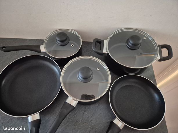 Enssemble de casseroles et poêles