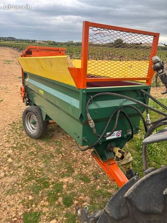 Épandeur fumier vigneron étroit avec roues directionnelles