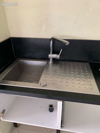 Évier avec robinet