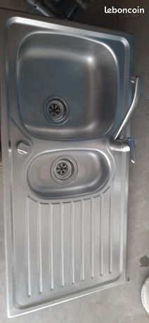Évier en inox 1 bac et 1 plus petit et 1 robinet