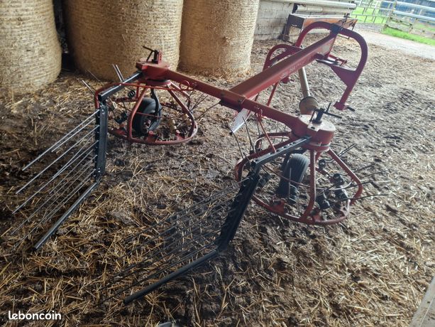 Faneuse andaineuse haybob 300 strella pirouette