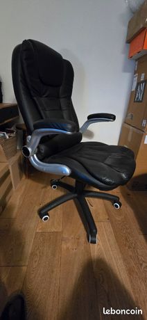 Fauteuil de bureau noir sur roulette