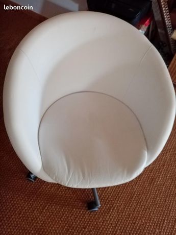 Fauteuil en cuir blanc sur roulettes