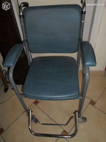Fauteuil garde-robe bleu à roulettes