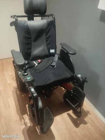 Fauteuil roulant électrique pour personne à mobilité réduite