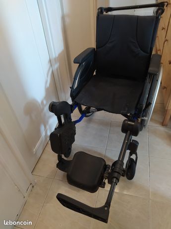 Fauteuil Roulant Pliable avec repose pieds et repose jambe gauche