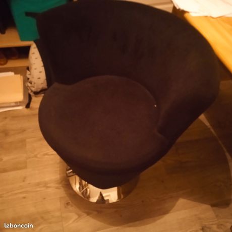 Fauteuil noir effet velours pivotant 360 ° pied inox