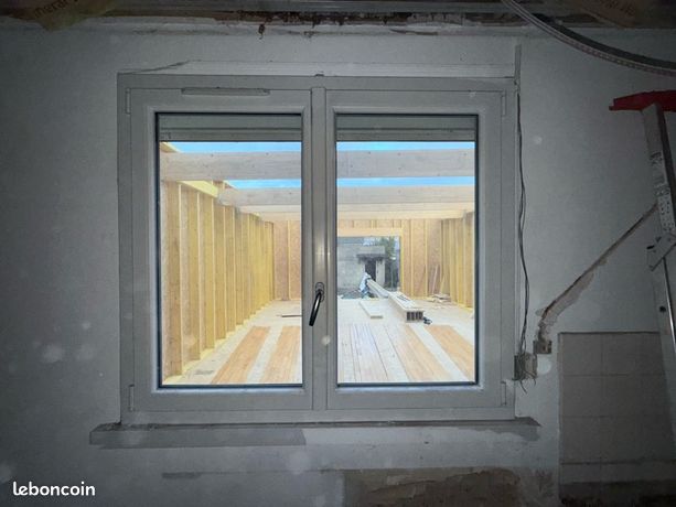 Fenêtre avec volet roulant électrique