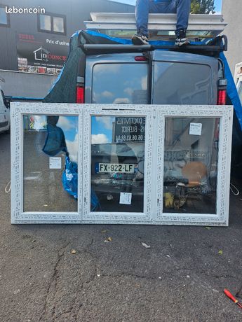 Fenêtre oscillo battant PVC 3 vantaux double vitrage 126 hauteur 261 largeur/136 hauteur 261 largeur