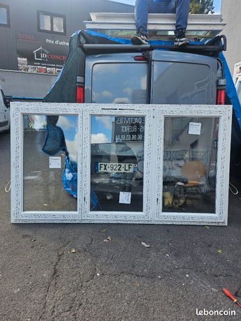 Fenêtre oscillo-battant PVC 3 ventaux double vitrage tout neuf mesure de fixation 126 hauteur 261 largeur/136 hauteur 261 largeur