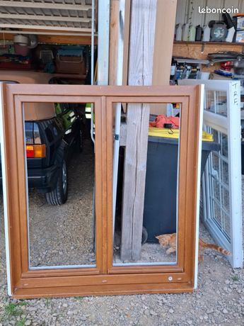 Fenêtre pvc marron sans vitre