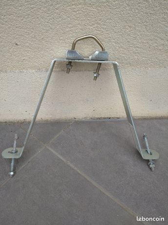 Fixation murale pour mat antenne