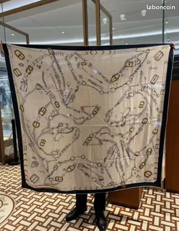 Foulard en soie beige à imprimé décoratif pour femme H.ERMES