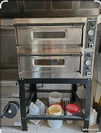 Four à pizza professionnel avec support