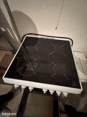 Four avec plaque vitrocéramique 4 feux