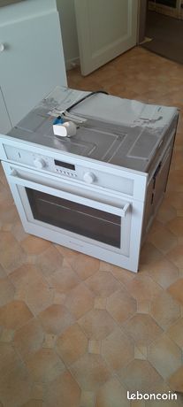 Four électrique blanc Ariston