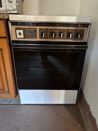 Four électrique et cuisinière à gaz