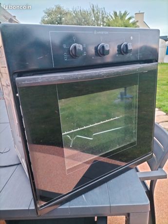 Four encastrable Ariston