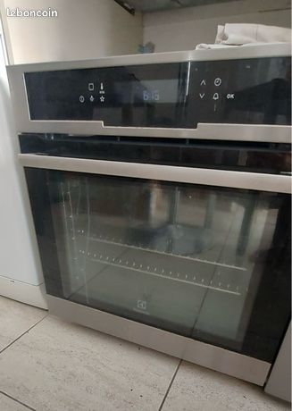 Four encastrable Electrolux urgent