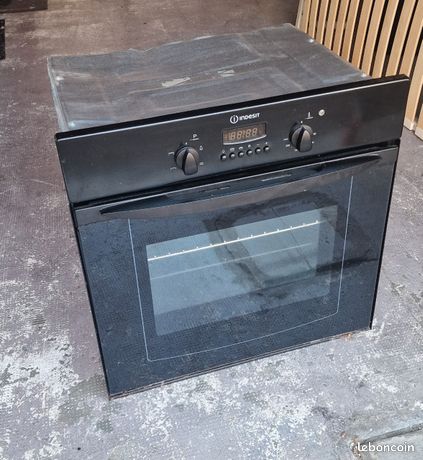 Four encastrable Indesit