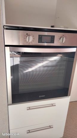 Four encastrable Indesit