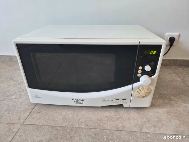 Four micro-ondes fonction grille Brandt