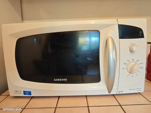 Four micro ondes Samsung CE282DN pour pieces
