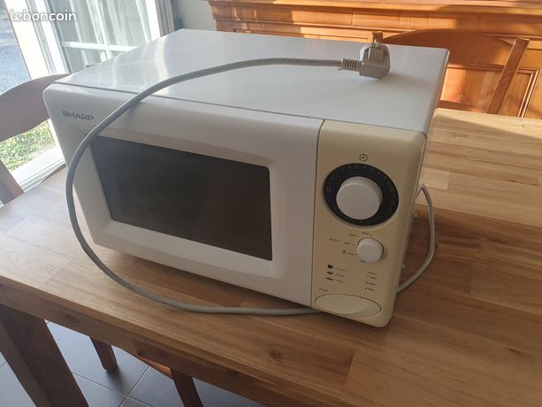 Four Micro-Ondes 800W