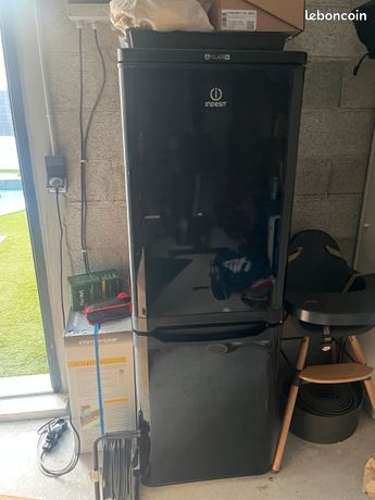 Frigo combiné congélateur noir Indesit 217 L bon état