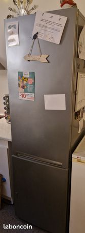 Frigo gris avec congélateur