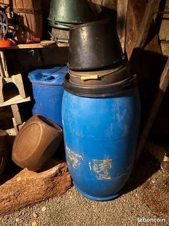 Fûts plastiques bleus 220L