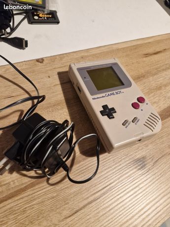 Game boy très bon etat et qui fonctionne chargeur ou batterie à changer