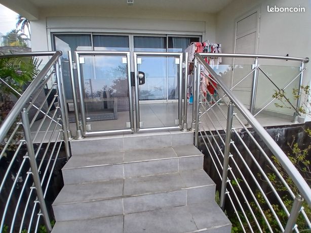 Garde-corps en aluminium anodisé et verre feuilleté