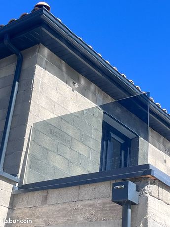 Garde-corps en verre fumé de 16 mm posé sur rail au sol