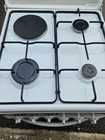 Gaziniere. 3 feux gaz. 1plaque electrique four electrique