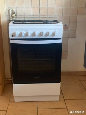 Gaziniere 3 gaz et 1 plaque chauffante