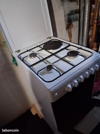 Gaziniere indesit3feux gaz de ville et plaque