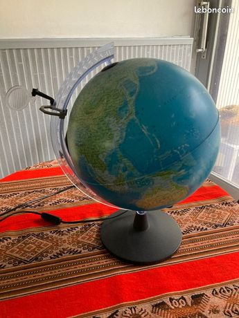 Globe terrestre à lampe avec loupe