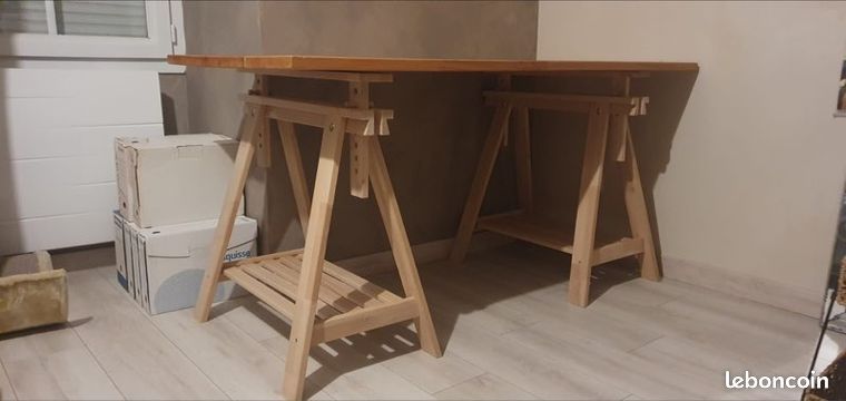 Grand bureau IKEA avec plateau et tréteaux en hêtre massif