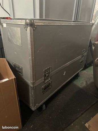 Grand caisson de transport à roulettes