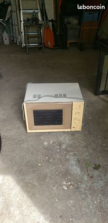 Grand four à micro-ondes Hitachi