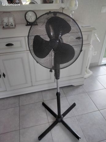 Grand ventilateur sur pied