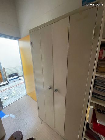 Grande armoire en métal