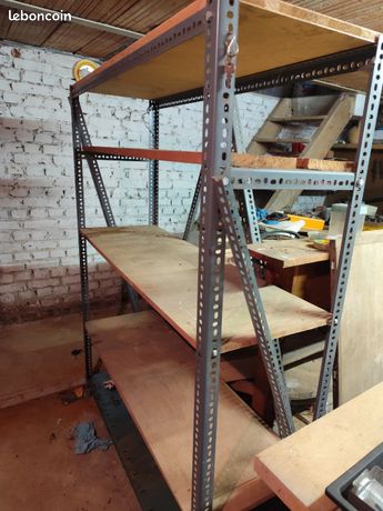 Grande étagère métallique