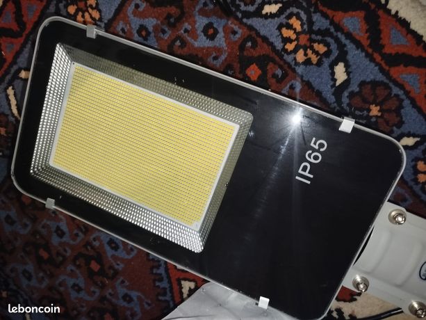 Grande lampe extérieur panneau solaire complète avec télécommande et fixation jamais installéeAvec panneau solaire