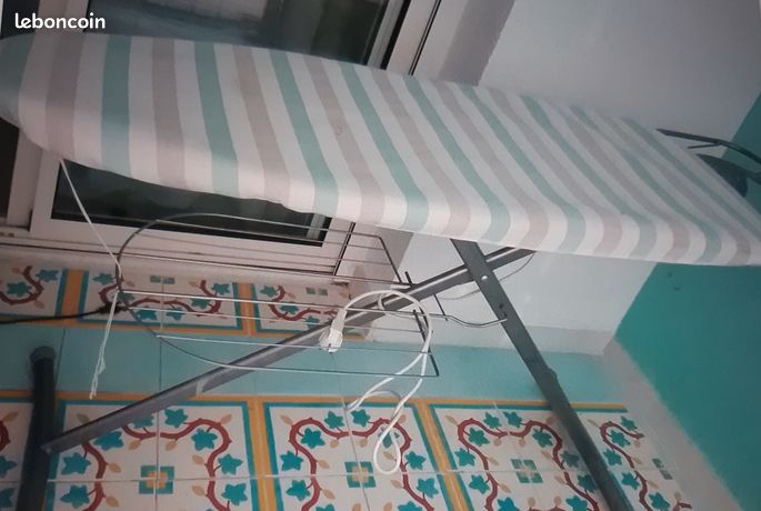Grande table à repasser avec branchement électrique