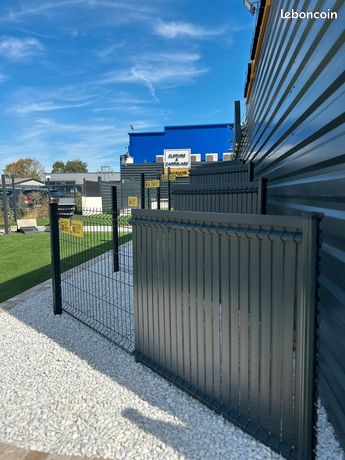 Grillage rigide avec poteaux gris