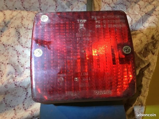 Gros Feux de stop rouge sur équerre